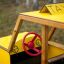 Playset in legno giallo Taxi con volante rosso.
