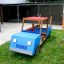 Struttura da parco giochi all'aperto Truck per bambini con corpo blu e tetto rosso.