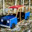Camion da parco giochi in legno blu e rosso per bambini.