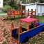 Attrezzatura da parco giochi in legno Truck con scivolo e struttura per arrampicarsi.