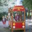 Bambini che giocano su un'attrezzatura da parco giochi Fire brigade car in un parco.