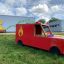 Giocattolo Fire brigade truck nel parco giochi davanti a un murale colorato.