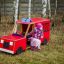 Bambino che gioca in un'attrezzatura da parco giochi Fire brigade truck.