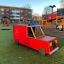 Attrezzatura da gioco rossa Fire brigade truck nel parco giochi.