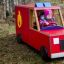 Bambini che giocano in un Fire brigade truck sull'erba.