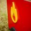 Camion rosso dei vigili del fuoco con logo della fiamma gialla.