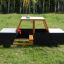 Struttura da gioco a forma di auto della polizia in legno in un parco.