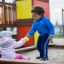 Due bambini che giocano nel All accessible sandbox.