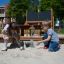 Bambini che giocano nel All accessible sandbox al parco giochi.