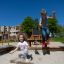Bambini che giocano sul All accessible sandbox.