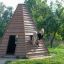Bambini che giocano in un Wigwam wooden house.