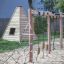 Wigwam wooden house e struttura da arrampicata per area giochi in un parco