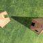 Strutture da area giochi Wigwam wooden house sull'erba.