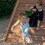 Bambini che giocano su Wigwam wooden house playground.