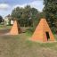 Case Wigwam in legno in un contesto di parco.