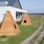 Wigwam wooden house per bambini in un giardino.