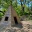 Wigwam wooden house in un'area giochi nel bosco