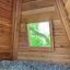 Interno di Wigwam wooden house con vista su alberi verdi