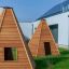 Due Wigwam wooden house su erba verde.