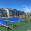 Parco giochi all'aperto con Double Jump Bars e strutture per arrampicata.