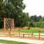 Attrezzatura da area giochi all'aperto con Double Jump Bars e rete da arrampicata.