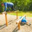 Due persone che si allenano su Double Jump Bars in un parco fitness all'aperto.