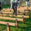 Bambini che giocano sulle travi di equilibrio all'aperto Hip Hop in un parco.