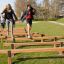 Bambini che giocano sul percorso a ostacoli in legno Hip Hop in un parco.