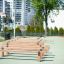 Attrezzature fitness all'aperto Hip Hop in un'area giochi con parallele in legno.