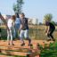 Bambini che giocano sulle attrezzature da gioco Hip Hop in un parco.