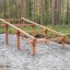 Climb Obstacle wooden ladder nell'area giochi nel bosco.