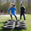 Bambini che giocano sul terreno del parco giochi con Tires (10 pcs).