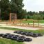 Tires (10 pcs) disposto su un percorso di parco giochi all'aperto.