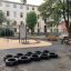 Parco giochi con Tires (10 pcs) disposto sull'asfalto.