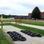 Percorso a ostacoli con Tires (10 pcs) allestito su un sentiero di ghiaia in un parco giochi.