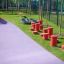 Tires (10 pcs) disposto in un parco giochi, vicino a gradini rossi e area giochi viola.
