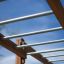 Horizontal Ladder Large â€“ attrezzatura da parco giochi all'aperto con pioli metallici e struttura in legno.