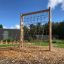 V-shape Net Large climbing net all'aperto in un parco giochi.