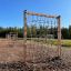 V-shape Net Large climbing net in un'area giochi all'aperto con pavimento in cippato di legno.