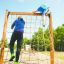 Bambini che si arrampicano su V-shape Net Large climbing net in un parco.