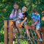 Bambini che giocano su V-shape Net Large climbing net sull'attrezzatura del parco giochi