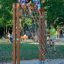 Bambini che si arrampicano su V-shape Net Large climbing net nel parco giochi