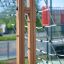 V-shape Net Large climbing net con struttura in legno nel parco giochi.