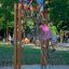 Bambini che si arrampicano su V-shape Net Large climbing net nel parco giochi