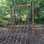 V-shape Net Large climbing net installato in un parco giochi all'aperto.
