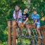 V-shape Net Large climbing net nel parco giochi con tre bambini che si arrampicano e ci siedono sopra