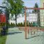 Grande rete da arrampicata 'V-shape Net Large' nel parco giochi con altri elementi del percorso a ostacoli.