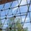 V-shape Net Large climbing net in primo piano contro il cielo blu.