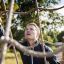 Persona che si arrampica su V-shape Net Large climbing net all'aperto