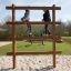 Bambini che si arrampicano su Step And Climb wooden ladder nel parco giochi